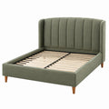 Letto matrimoniale in tessuto verde con doghe in legno